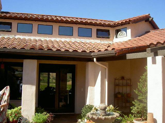 Idée de décoration pour une terrasse arrière sud-ouest américain de taille moyenne avec un point d'eau et une extension de toiture.