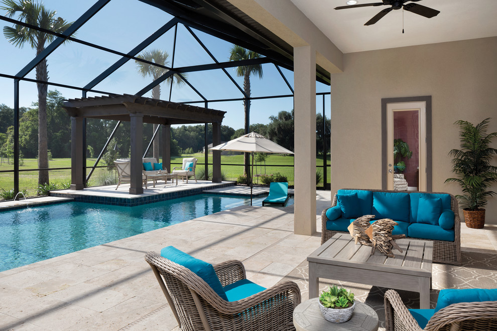 Immagine di un ampio patio o portico tropicale dietro casa con pavimentazioni in mattoni e un tetto a sbalzo
