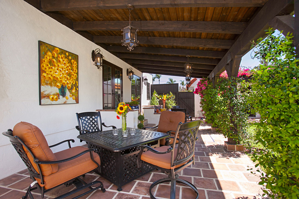 Foto de patio de estilo americano en patio trasero