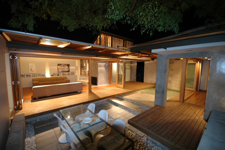 Immagine di un patio o portico minimal di medie dimensioni e in cortile con fontane, lastre di cemento e un tetto a sbalzo
