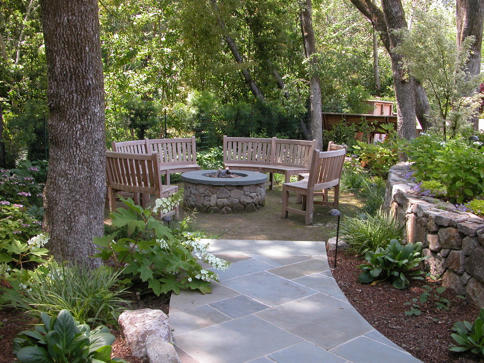 Imagen de patio actual de tamaño medio en patio trasero con brasero y adoquines de piedra natural
