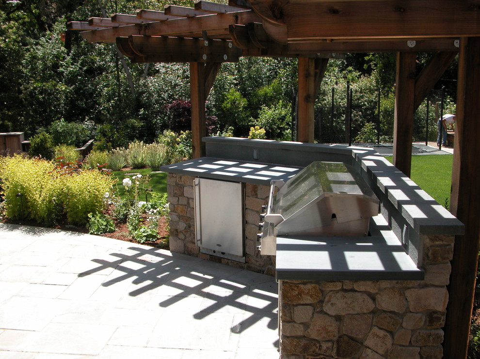 Mittelgroße Moderne Pergola hinter dem Haus mit Outdoor-Küche und Natursteinplatten in San Francisco