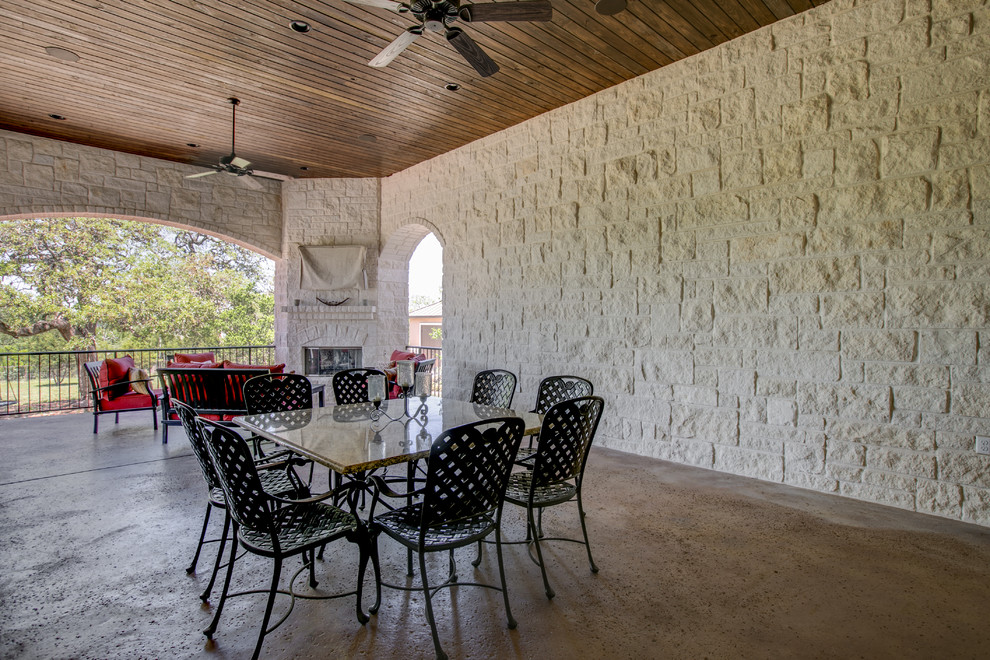 Стильный дизайн: двор среднего размера на заднем дворе в средиземноморском стиле с покрытием из бетонных плит и навесом - последний тренд