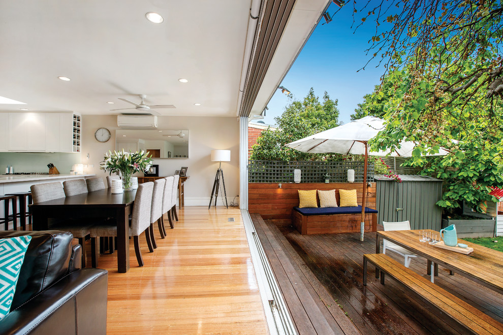 Стильный дизайн: большой двор на заднем дворе в современном стиле с настилом без защиты от солнца - последний тренд
