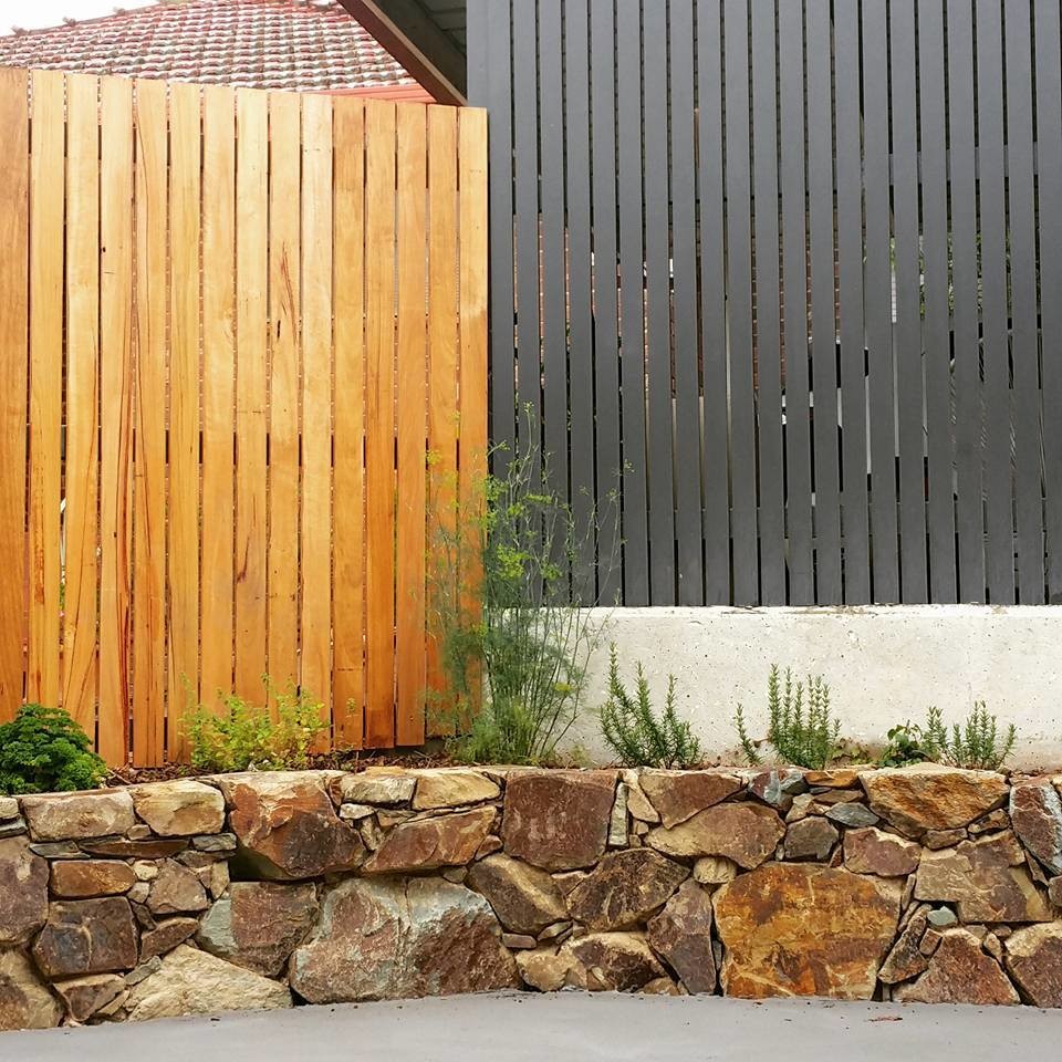 Cette image montre une terrasse arrière design de taille moyenne avec une dalle de béton.