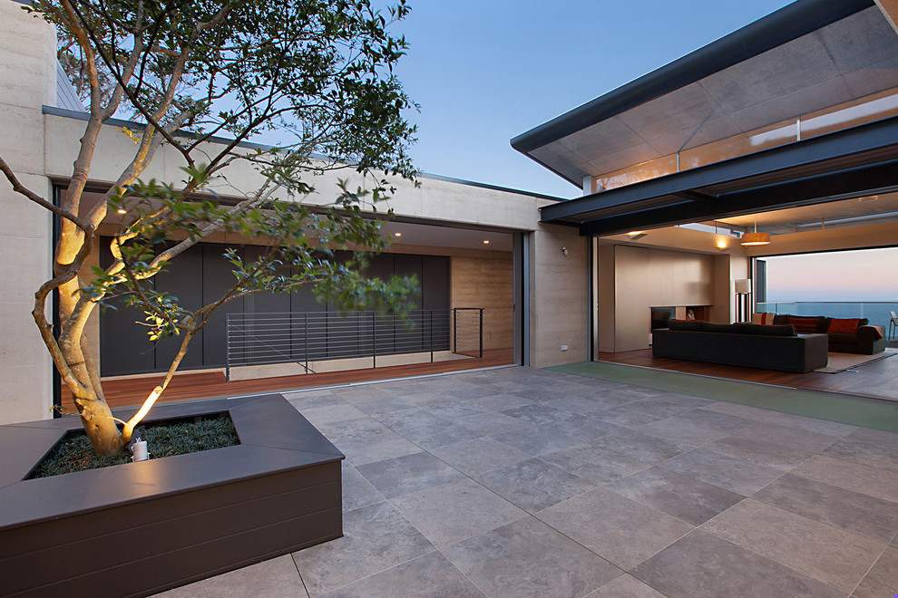 Immagine di un patio o portico minimal di medie dimensioni e in cortile con pavimentazioni in cemento e nessuna copertura