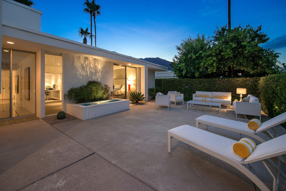 ロサンゼルスにあるミッドセンチュリースタイルのおしゃれな裏庭のテラス (噴水、コンクリート板舗装	、日よけなし) の写真