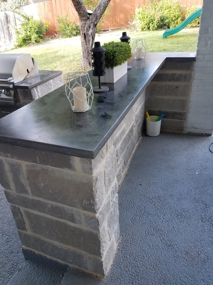 Cette image montre une terrasse arrière traditionnelle de taille moyenne avec une cuisine d'été, un gravier de granite et une extension de toiture.