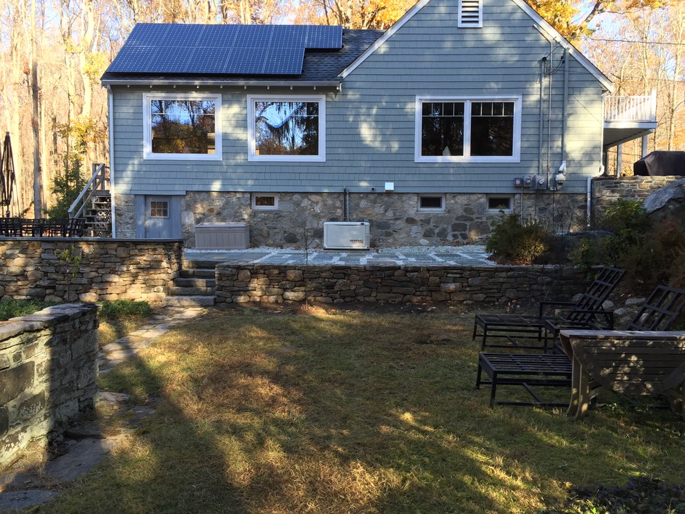 На фото: огромный двор на заднем дворе в стиле неоклассика (современная классика) с летней кухней и мощением клинкерной брусчаткой без защиты от солнца