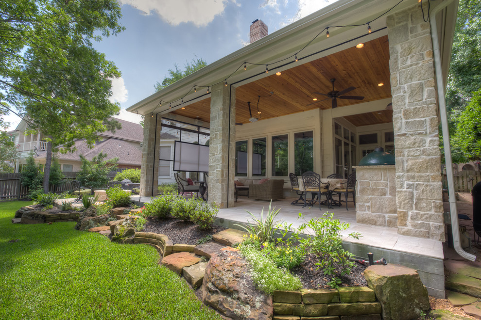 Idee per un grande patio o portico contemporaneo dietro casa con pavimentazioni in pietra naturale e un tetto a sbalzo