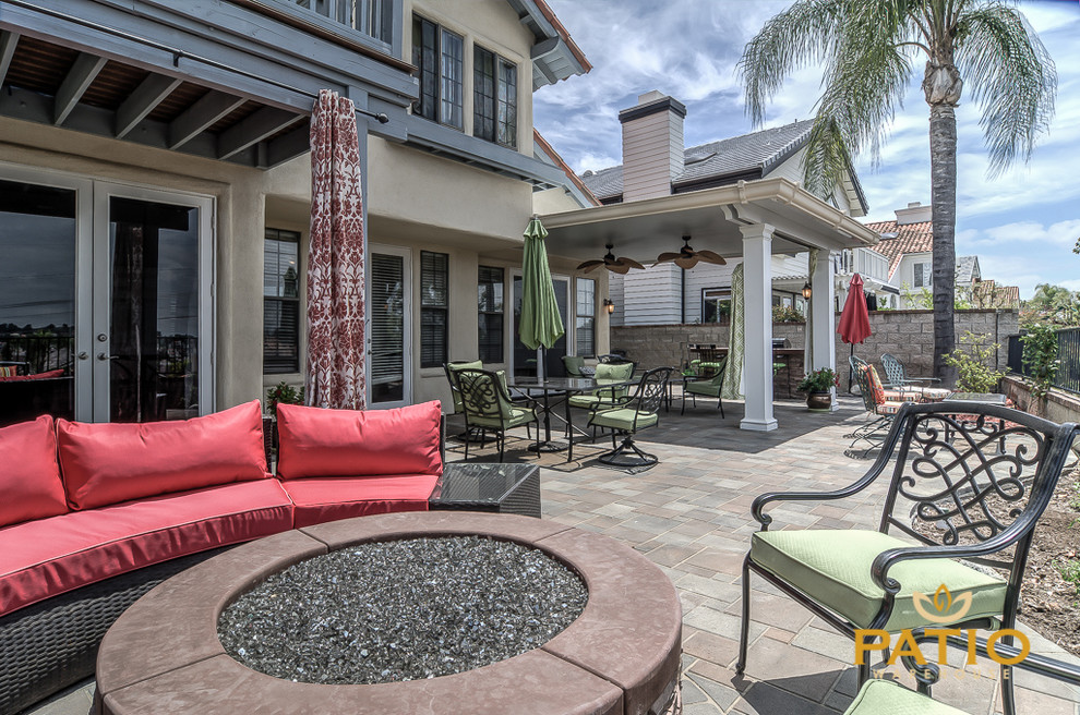 Großer Moderner Patio hinter dem Haus mit Outdoor-Küche, Betonboden und Markisen in Orange County