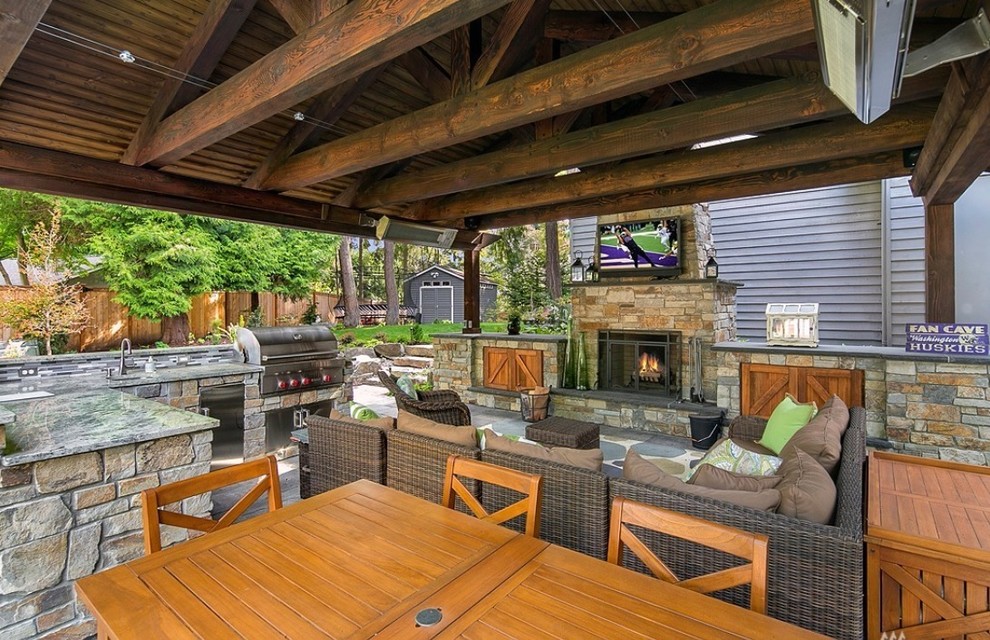 Идея дизайна: большой двор на заднем дворе в классическом стиле с летней кухней, навесом и покрытием из каменной брусчатки
