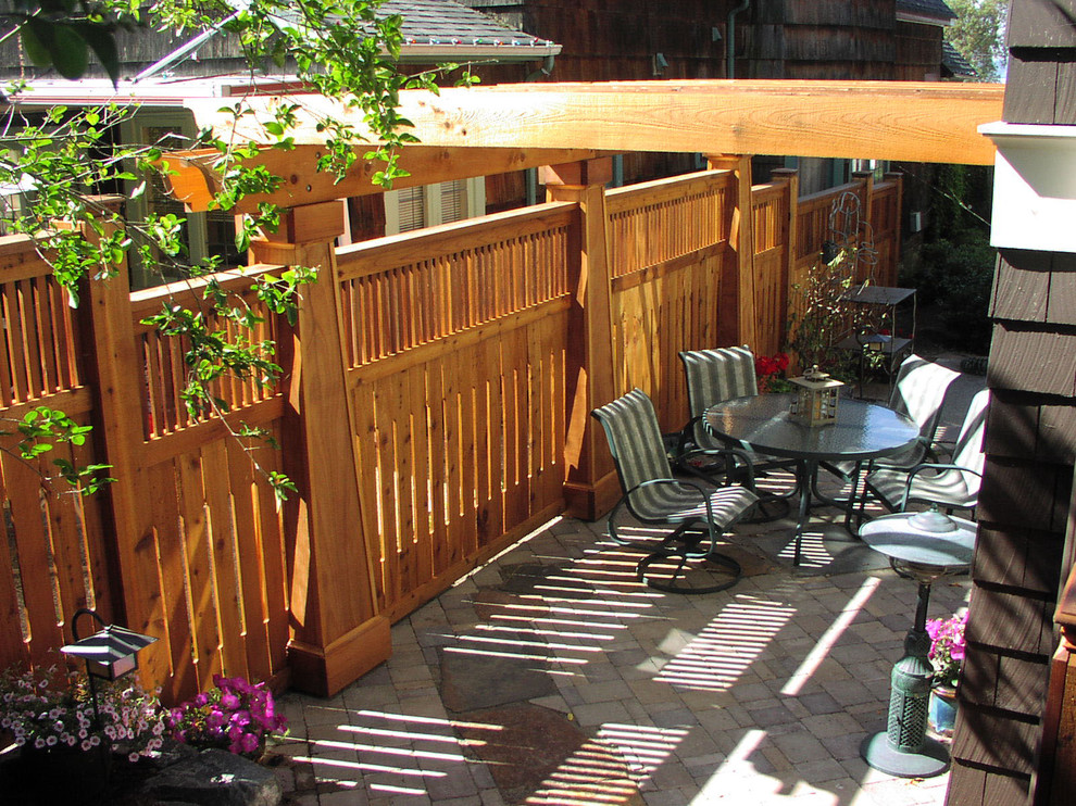 Foto di un patio o portico chic di medie dimensioni e nel cortile laterale con pavimentazioni in cemento e una pergola