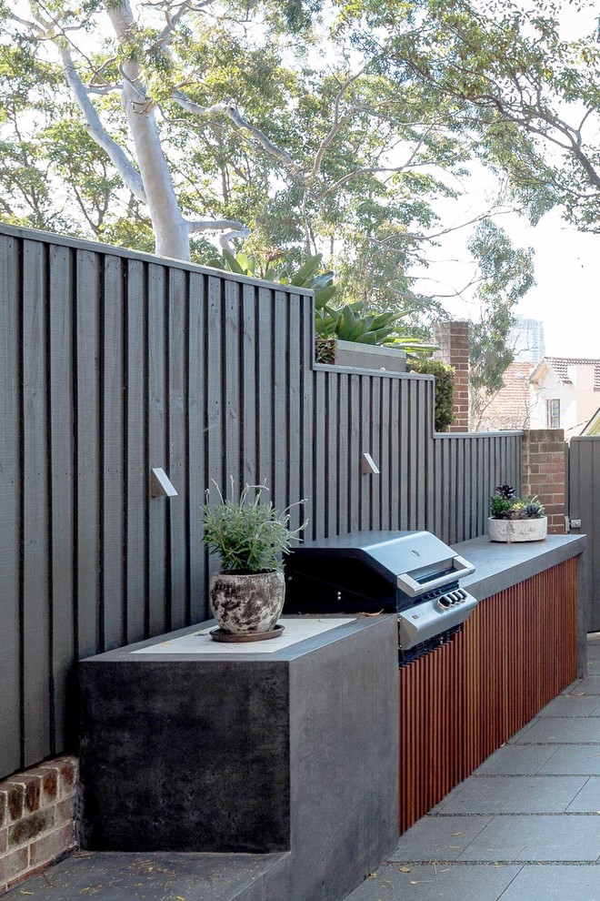 Стильный дизайн: большой двор на заднем дворе в современном стиле - последний тренд