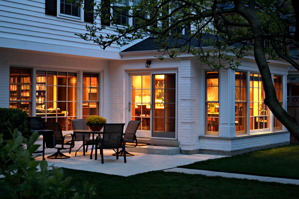 Esempio di un piccolo patio o portico classico dietro casa con nessuna copertura