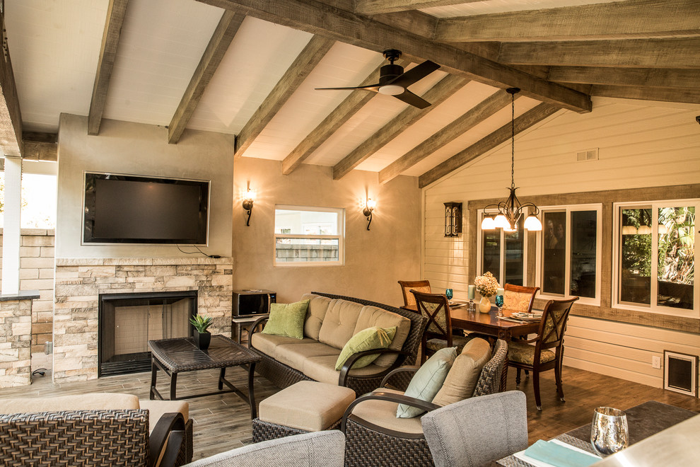 Aménagement d'une terrasse en bois arrière classique de taille moyenne avec une cuisine d'été et une extension de toiture.