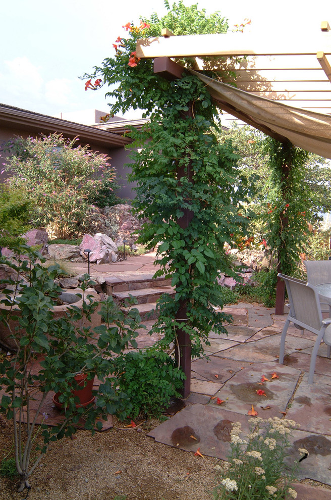 Стильный дизайн: двор на заднем дворе с покрытием из каменной брусчатки - последний тренд