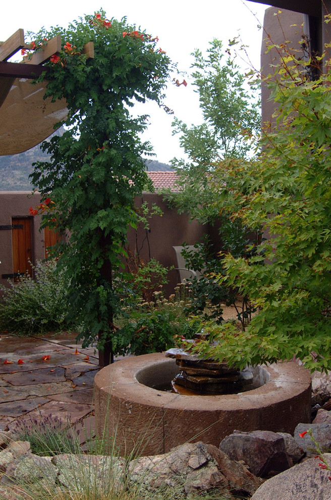 Foto di un patio o portico dietro casa con pavimentazioni in pietra naturale