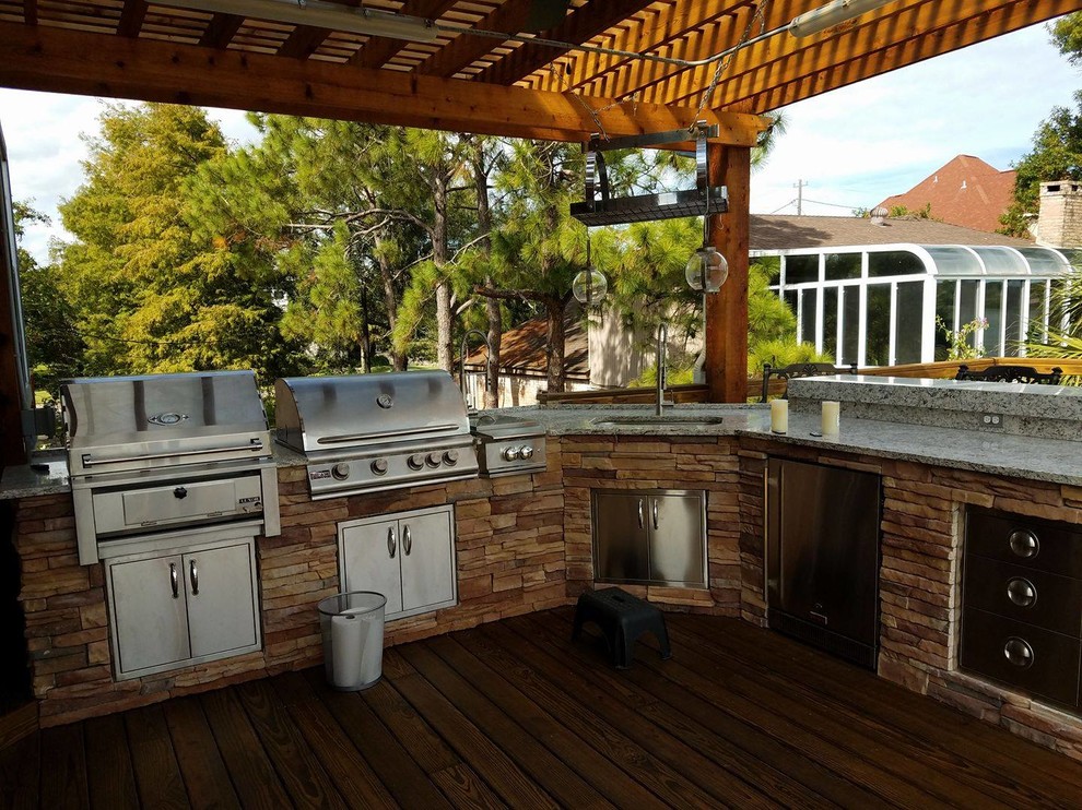 Идея дизайна: пергола во дворе частного дома среднего размера на заднем дворе в стиле кантри с летней кухней
