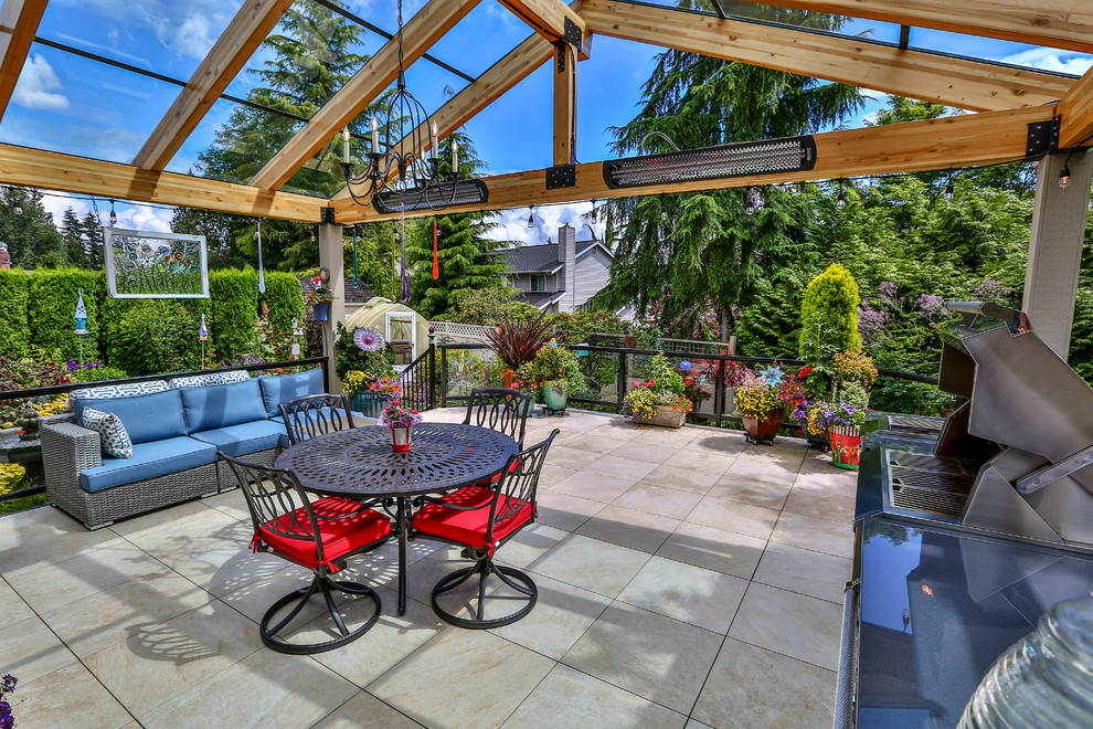 На фото: большой двор на заднем дворе в стиле модернизм с летней кухней, покрытием из плитки и навесом