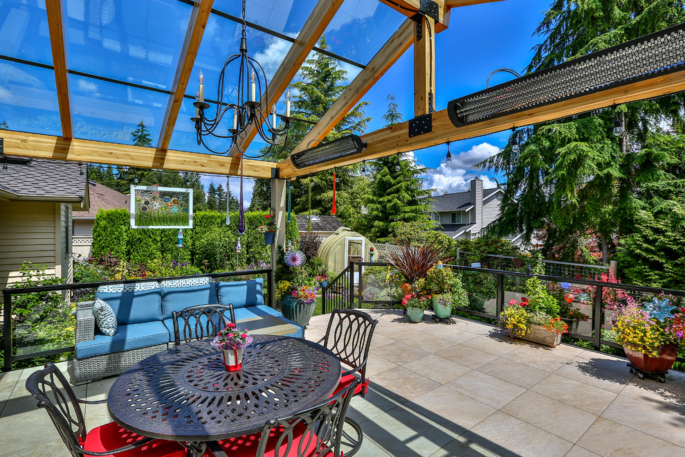 Idee per un grande patio o portico minimalista dietro casa con piastrelle e un tetto a sbalzo
