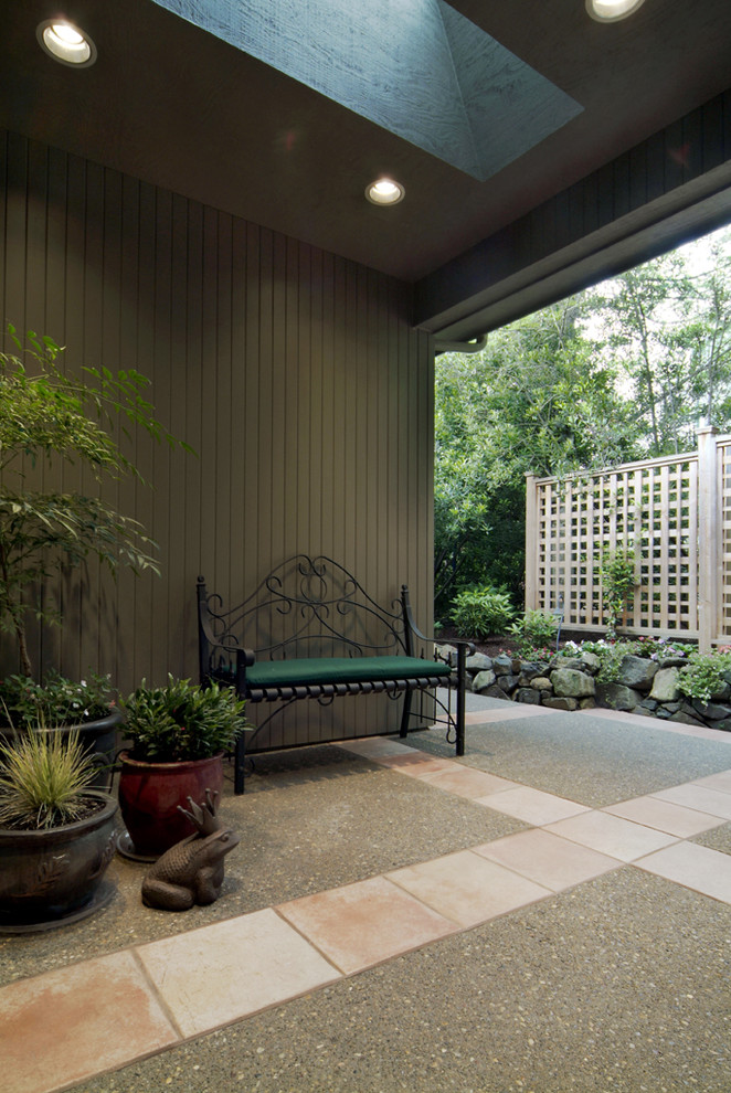 Стильный дизайн: двор на внутреннем дворе в классическом стиле с забором - последний тренд