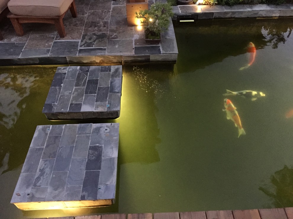 Mittelgroße Asiatische Pergola hinter dem Haus mit Wasserspiel und Dielen in Los Angeles