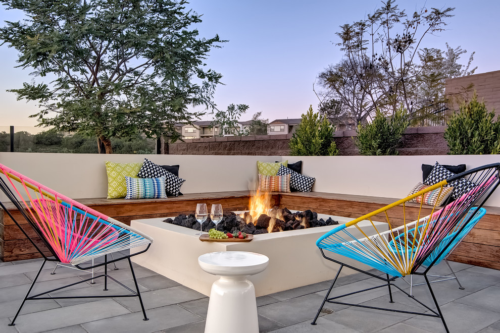 Großer Moderner Patio hinter dem Haus mit Feuerstelle und Betonboden in San Diego