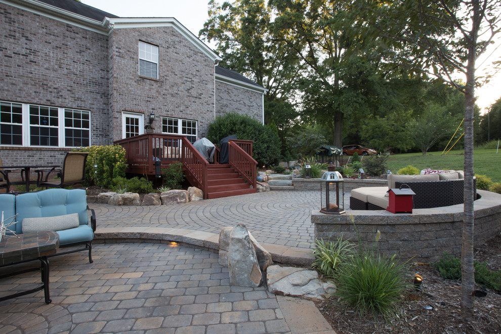 Immagine di un patio o portico american style di medie dimensioni e dietro casa con pavimentazioni in cemento, nessuna copertura e un giardino in vaso