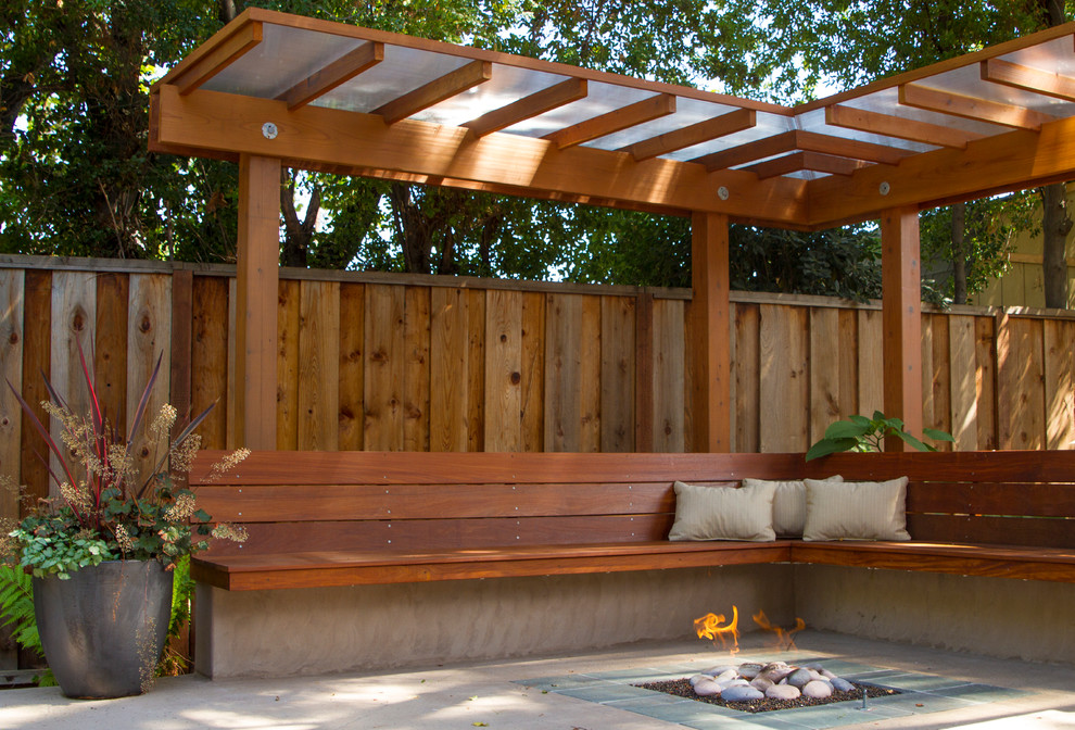 Idée de décoration pour une terrasse arrière craftsman de taille moyenne avec une cuisine d'été, du gravier et aucune couverture.