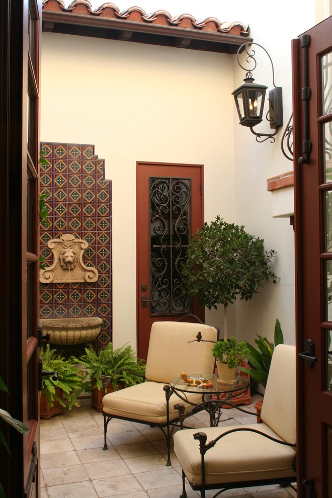 Стильный дизайн: маленький двор на боковом дворе в средиземноморском стиле с покрытием из плитки без защиты от солнца для на участке и в саду - последний тренд
