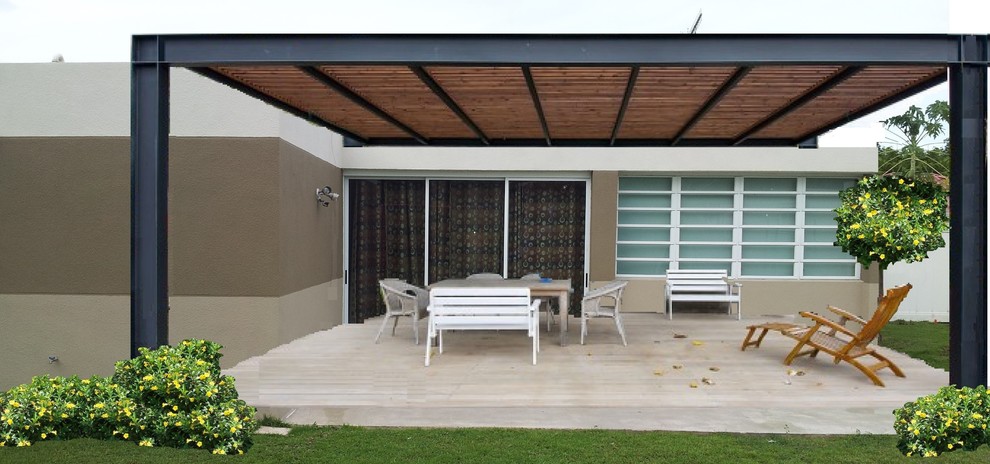 На фото: пергола во дворе частного дома среднего размера на заднем дворе в современном стиле с покрытием из декоративного бетона с
