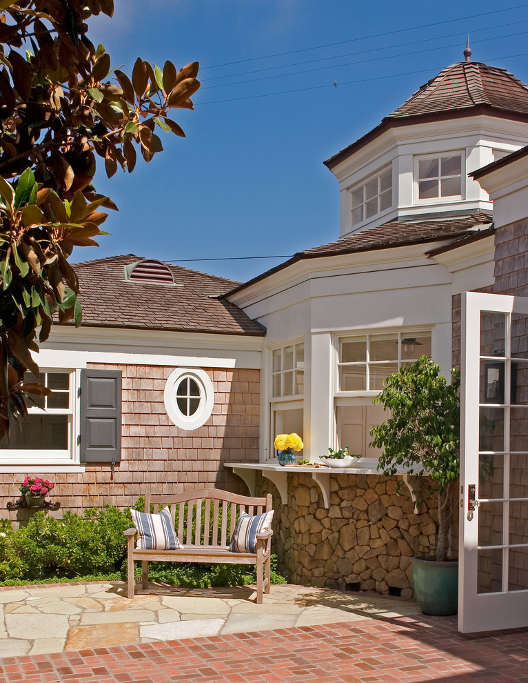 Пример оригинального дизайна: двор в классическом стиле с мощением клинкерной брусчаткой