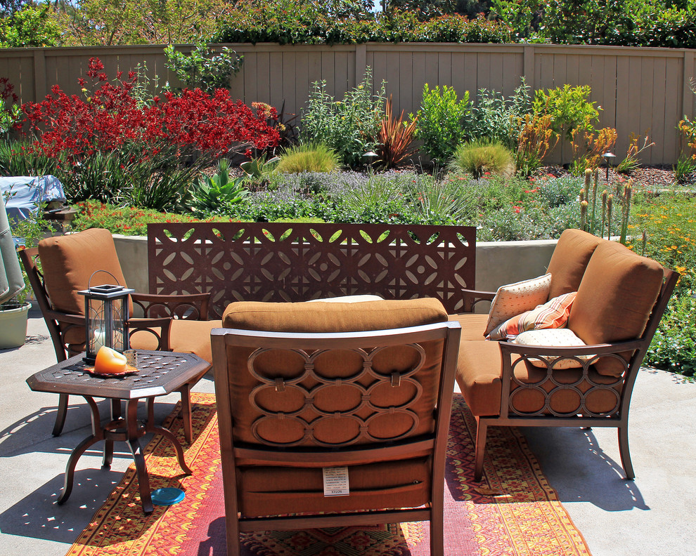 Diseño de patio contemporáneo pequeño en patio trasero con adoquines de hormigón