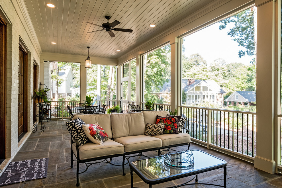 Стильный дизайн: большой двор на заднем дворе в классическом стиле с местом для костра, покрытием из плитки и навесом - последний тренд
