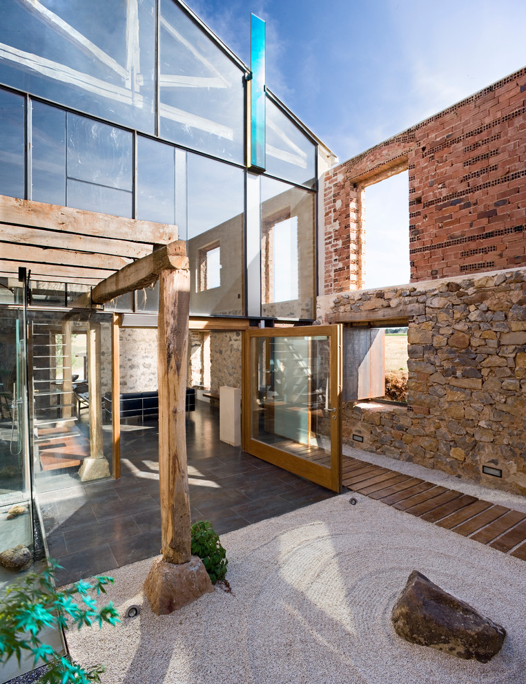 Идея дизайна: двор среднего размера на внутреннем дворе в стиле лофт с покрытием из гравия без защиты от солнца