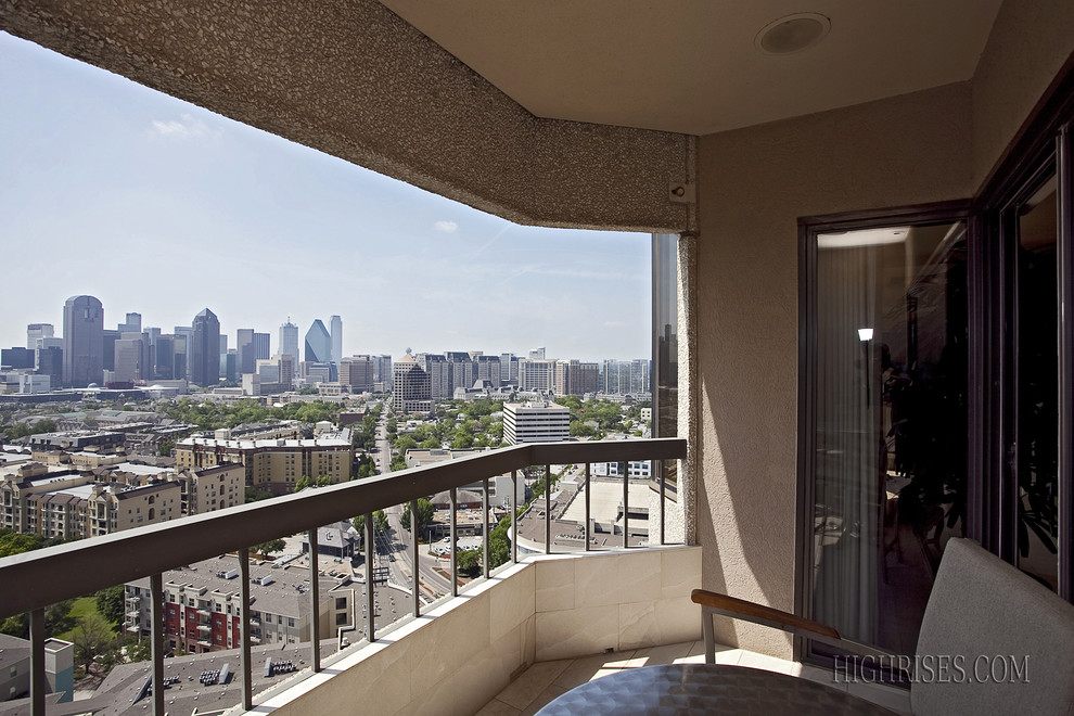 Inspiration for a contemporary balcony in Dallas.