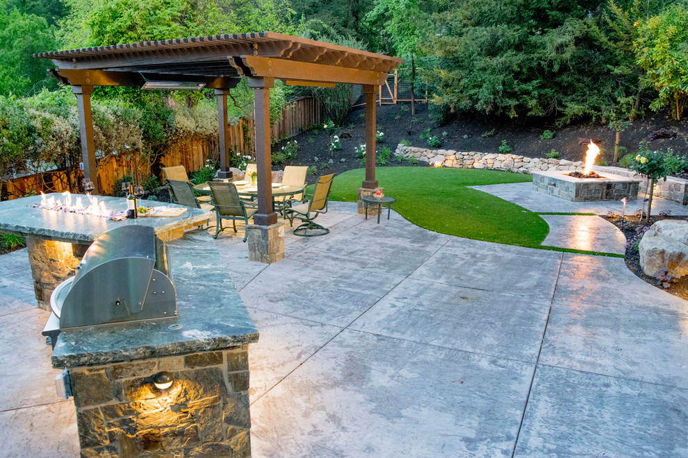 Immagine di un patio o portico mediterraneo di medie dimensioni e dietro casa con cemento stampato e una pergola