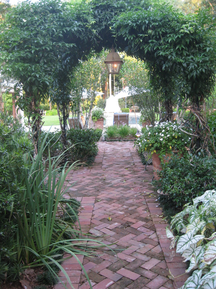 Mittelgroßer Klassischer Garten neben dem Haus mit Pflastersteinen und Wasserspiel in New Orleans