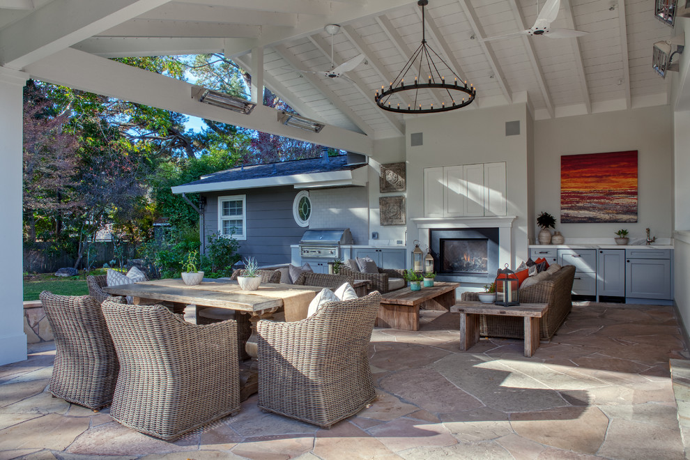 サンフランシスコにあるトランジショナルスタイルのおしゃれな裏庭のテラス (アウトドアキッチン、天然石敷き、張り出し屋根) の写真