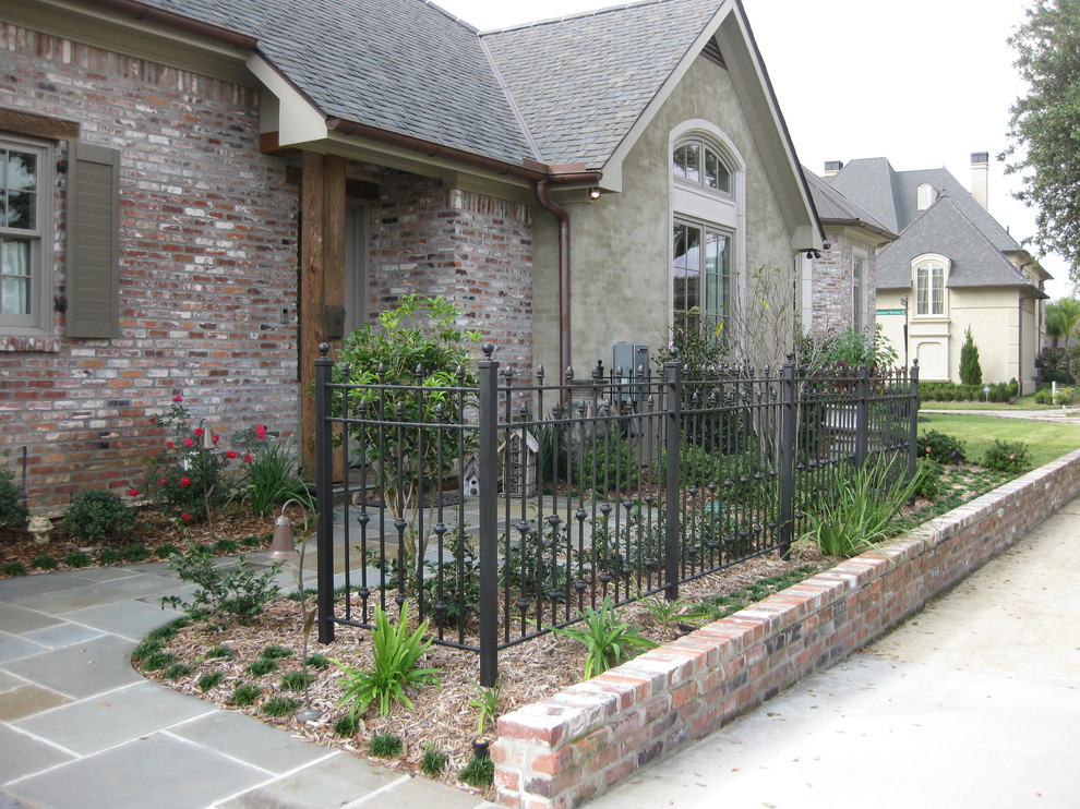Idee per un piccolo patio o portico rustico davanti casa con pavimentazioni in pietra naturale e un tetto a sbalzo