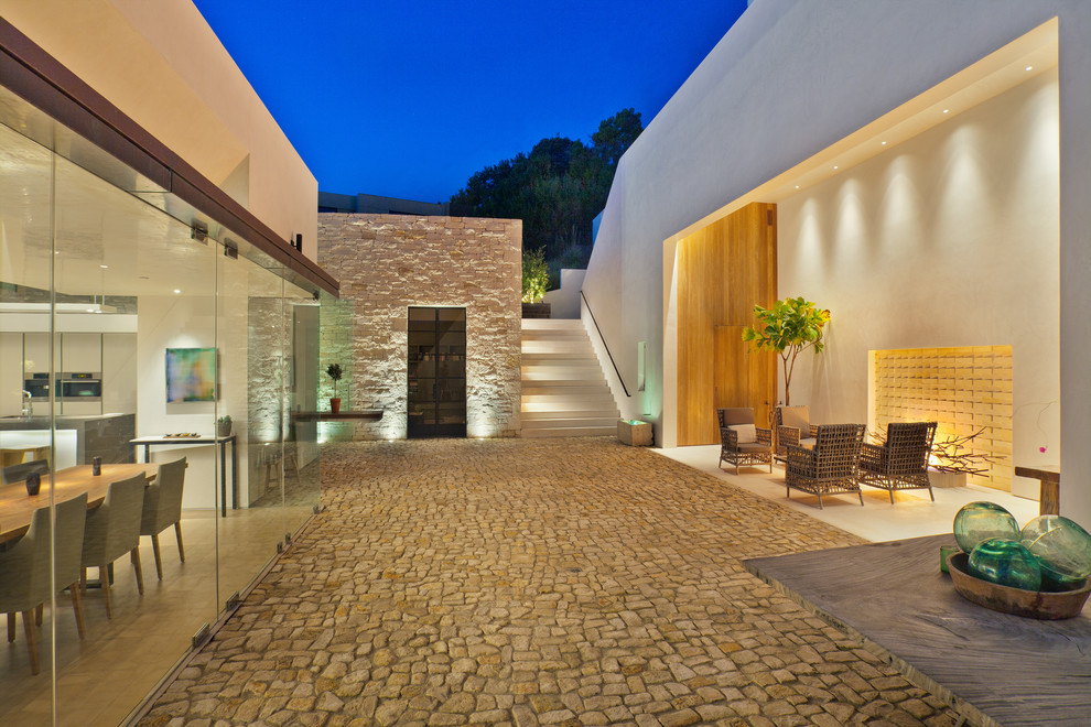 Идея дизайна: двор на внутреннем дворе в современном стиле с местом для костра