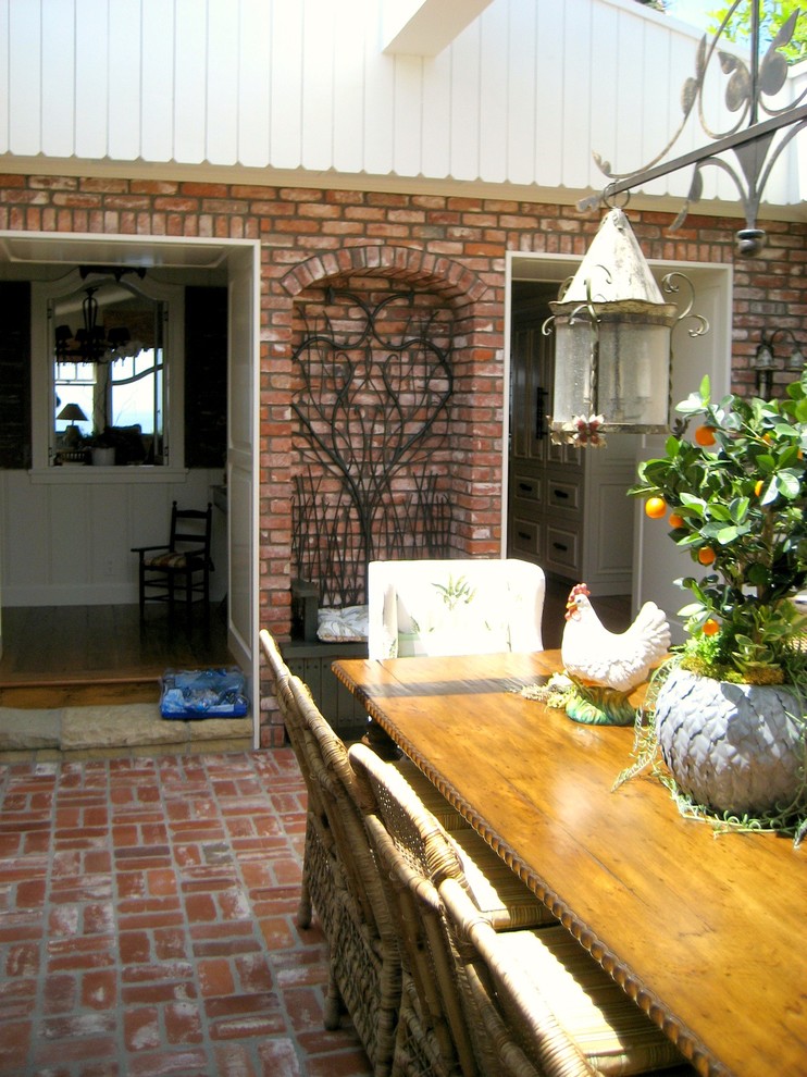 Example of a cottage patio design in Orange County
