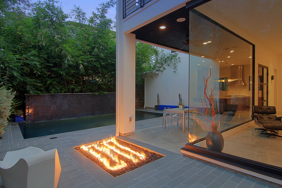 Moderner Patio mit Feuerstelle in Houston