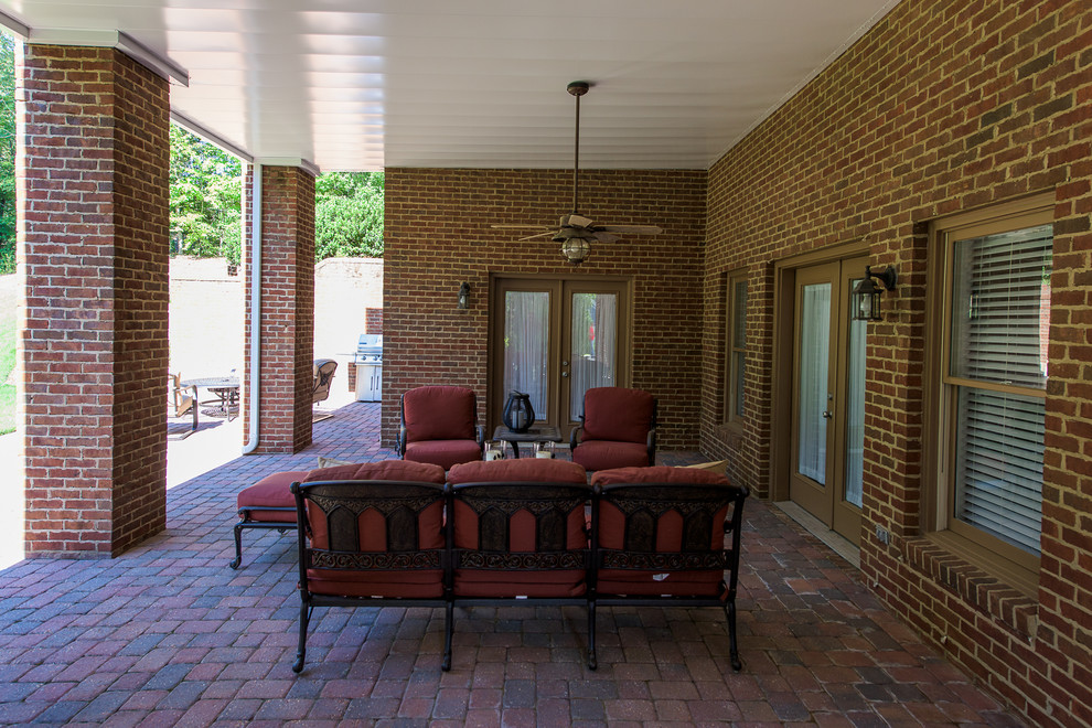 Foto de patio clásico en patio trasero con adoquines de ladrillo