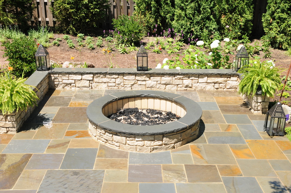 Example of a classic patio design in Chicago