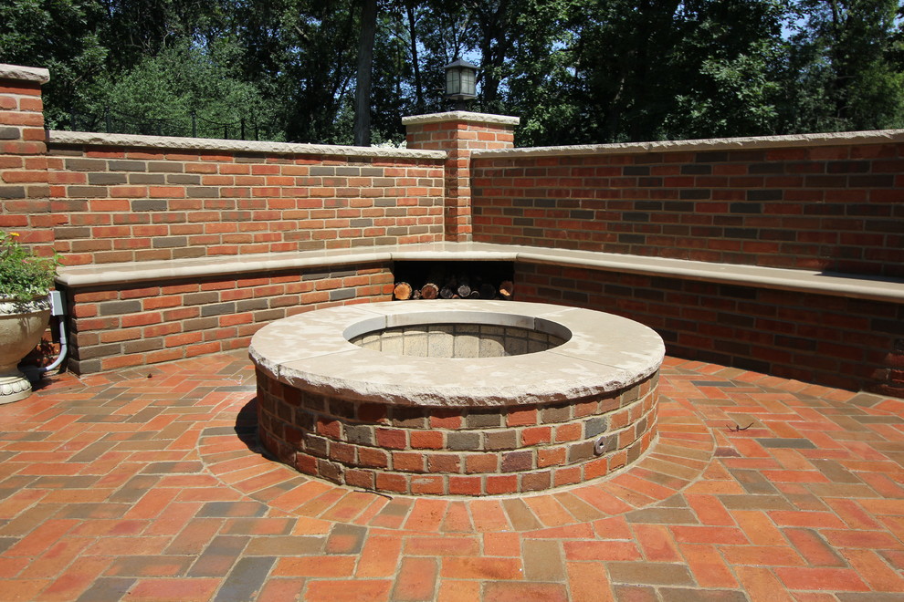 Lake Forest Il Brick Patio With A Fire Pit And Brick Seat And Privacy Walls Traditional Patio Chicago By North Shore Hardscapes Houzz
