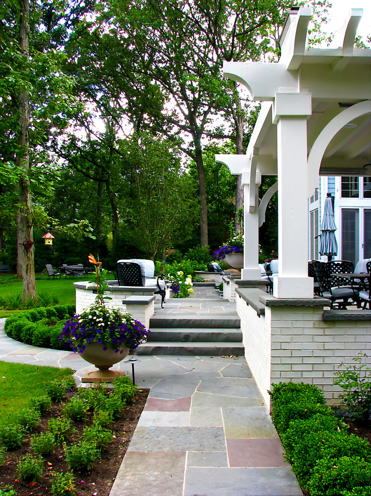 Стильный дизайн: пергола во дворе частного дома на заднем дворе в классическом стиле с летней кухней и покрытием из каменной брусчатки - последний тренд