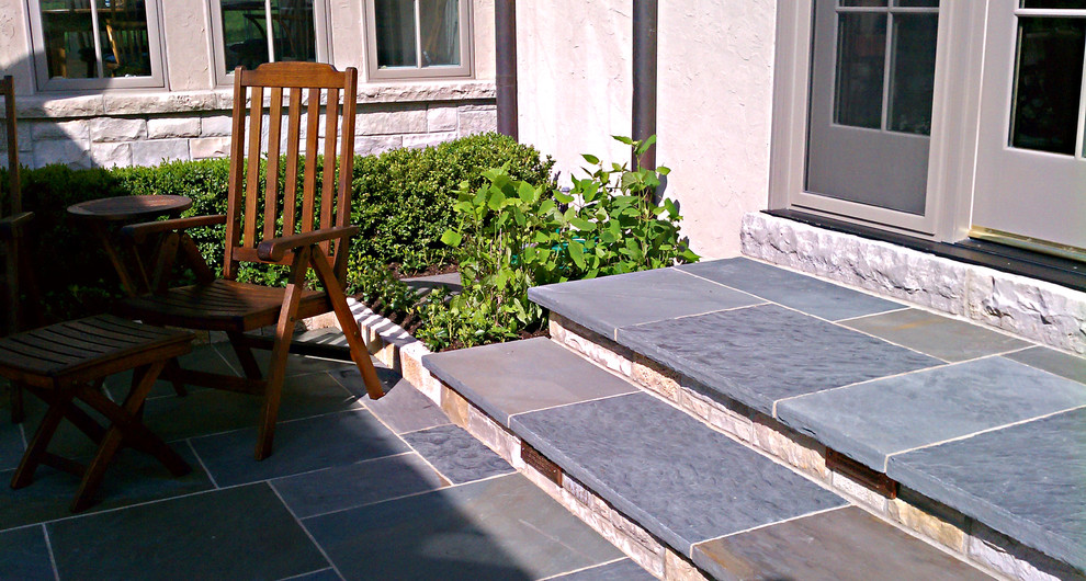 シカゴにあるトラディショナルスタイルのおしゃれな裏庭のテラス (天然石敷き) の写真
