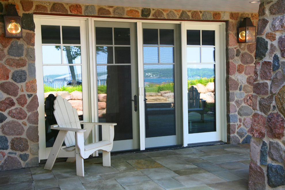 Стильный дизайн: двор среднего размера на заднем дворе в классическом стиле с покрытием из каменной брусчатки и навесом - последний тренд